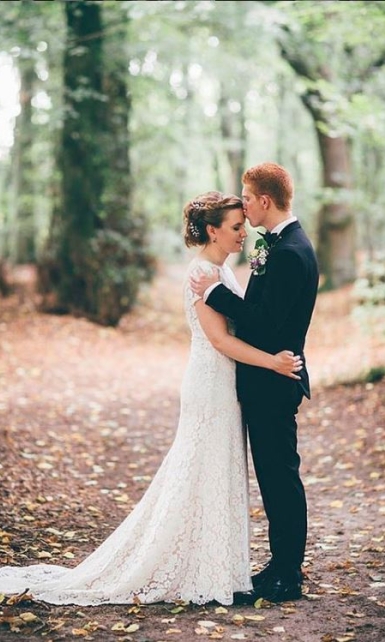 Bryllupsfotografering af brudepar i skov