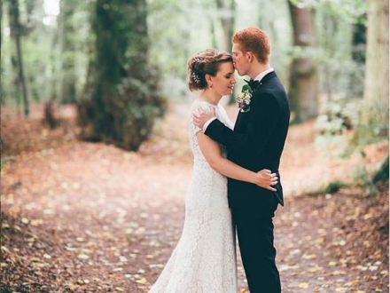 Bryllupsfotografering af brudepar i skov