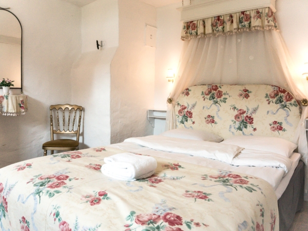 romantisk, autentisk og rustikt værelse til overnatning på Lille Restrup Hovedgaard