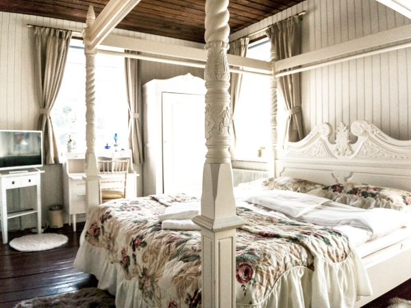 romantisk, autentisk og rustikt værelse til overnatning på Lille Restrup Hovedgaard