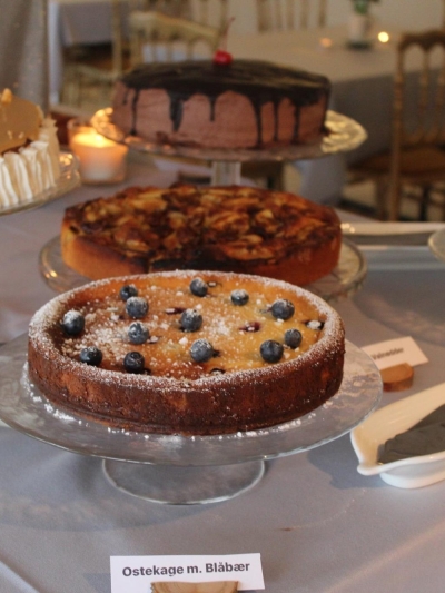 Stort og overdådigt søndags kaffebord med mange kager på Lille Restrup Hovedgaard